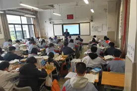 高三语文复习 高中文学作品阅读 情节分析《捡烂纸的老头》视频封面