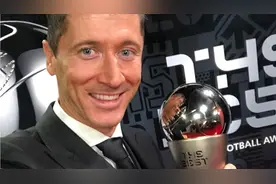 力压梅西！莱万蝉联世界足球先生，C罗斩获特别奖+亲自到场视频封面