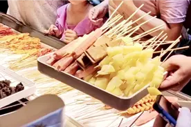 为什么烧烤永远吃不够呢？还越吃越想吃，有同感吗？视频封面