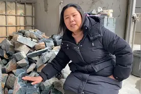 有花纹的和田玉做出的手镯更美观这些花纹不是瑕疵而是独有的特色