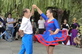 大叔带着身材丰满的大妈跳舞转圈圈然后赶紧一个抱摔，大叔有点坏视频封面