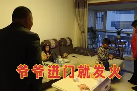 双胞胎嫁双胞胎，公婆想孩子来探望，爷爷却进门就问起尴尬问题？视频封面