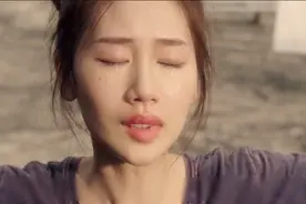善良的天使为解救命运悲惨的女孩，失去法力坠落人间。视频封面