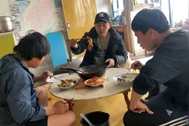 东北农村，朝鲜族朋友做的香辣肉丝盖饭，大哥说了太好吃了没吃饱视频封面