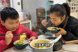 今天的晚饭特别简单，两个小锅随便一煮就好了，关键还特别好吃！视频封面
