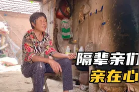 天热照顾两个孩子更辛苦，幸好还有父母帮忙，隔辈亲亲在心视频封面