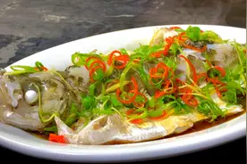 清蒸翘嘴鱼这样做太好吃啦，操作简单，蒸好后鱼肉洁白细嫩无腥味