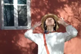 50+女人分享穿搭技巧，春天拍照只要掌握这几点，你也能拍出大片视频封面