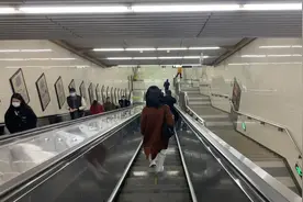 北京清晨一大早，地铁人来人往，都是去干嘛呢？