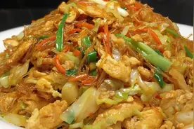 厨师长教你包菜炒粉丝家常做法，步骤详细，不坨不粘锅下酒又下饭视频封面
