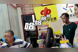 孕妇兴致勃勃抓阄买彩票，结果😂😂😂偶遇本地大哥贼搞笑😅