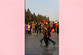 两美女像恋人一样跳广场舞，接吻、拥抱。引来围观众阵阵喝彩！