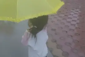 姐妹俩下雨非得要学小猪佩奇跳泥坑，一天一天想的点子太多视频封面