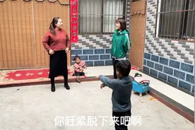 50岁的婆婆挑战一步裙配高跟鞋，阿娇让赶紧脱下来，难道不好看？视频封面