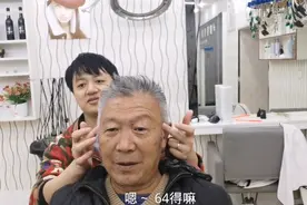 64岁满头白发的大叔，发型改造后，直接减龄10岁，时尚精神棒棒哒视频封面