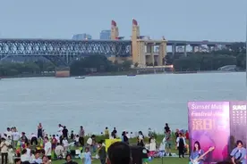 南京市长江大桥北桥滨江生态公园