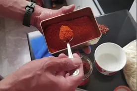 北京老爷子，独家秘制辣椒油教程，配上一盘花椒油面条，太舒坦！视频封面