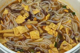 想吃酸辣螺丝粉在家也能吃到，配料自己随意加，好吃过瘾又解馋