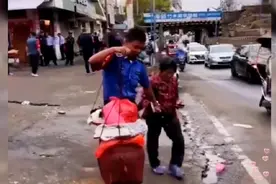 知道生活不易，好心的城管帮助老人家找到合适的位置摆摊…暖心！视频封面