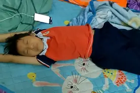 说好9点半交手机的。结果都不愿意交还提要求买耳机，妹妹直接跑视频封面