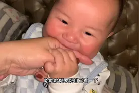 为什么小宝宝咬别人，不咬自己，大家说他知道咬自己疼吗