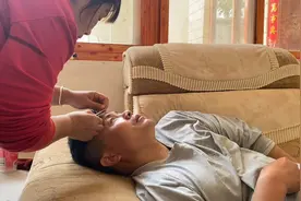 三轮车减震坏了小伟卸掉换了，还没修好额头弄破了，血啪啪的直滴视频封面