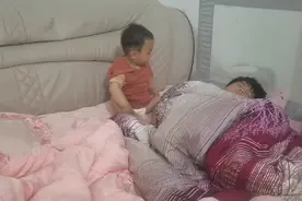 小家伙太调皮了，哥哥都睡着了，把脚踩哥哥头上视频封面