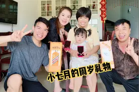 女儿周岁了，爸爸妈妈和外公外婆都买了礼物，看谁的礼物更有意义