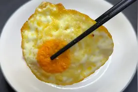 饭店里的荷包蛋原来是这样煎出来的，难怪这么好看，不散碎不粘锅视频封面