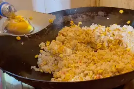 一锅香油蛋炒饭，配上玉米火腿肠，胖哥简单吃个早餐视频封面