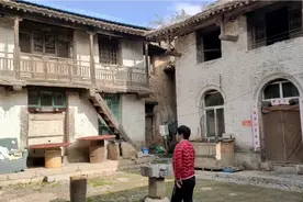 山里人家老人守着四合院，卖核桃换零花钱，生活像穿越到几十年前视频封面