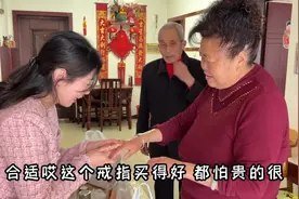 大表姐带万万第一次去婆婆家，给婆婆买了金戒指，万万收到大红包视频封面