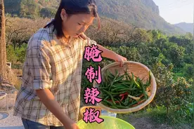 表妹在家腌制泡椒，用简单的方法做出来的辣椒香辣爽脆，看她咋做视频封面