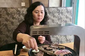 自己出来潇洒一回，今天烤肉吃的不错，出去心情就是不一样视频封面