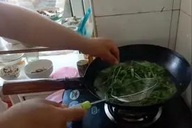 上午去集市买了点山野菜，黄瓜香#摘好抄水冻上#冬储