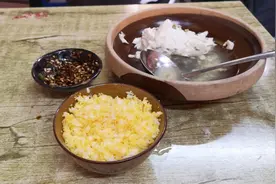 云南老一辈吃饭喜欢敲碗，就是吃了玉米粉饭造成的，规矩改不了啦