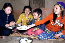 尼泊尔农村大妈生了四个漂亮的女儿，辛苦一辈子，终于可以享福了视频封面