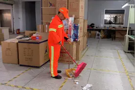 受疫情的影响，清明节不能回家老板给保洁大哥送温暖，送爱心……视频封面