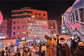 乌鲁木齐劳动街的夜晚