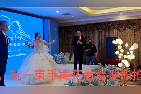 这是象征爱情的手捧花，期待谁能幸运的接到。