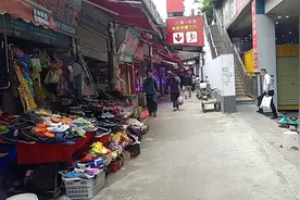 贵阳火车站地下商场，好热闹啊，有好多美女，真的好漂亮。