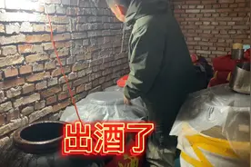 1500斤高粱酿了500多斤白酒，需要一年多能赚几千元，还得努力做视频封面