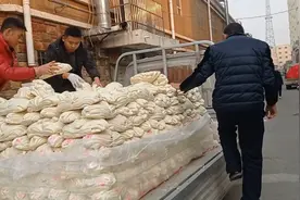 农村办喜事蒸一千斤左右的大馒头，好看又好吃，占满一条街，壮观视频封面