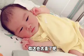 刚出生四天的宝宝，听到妈妈说话立马给妈妈一个笑脸，太治愈了视频封面