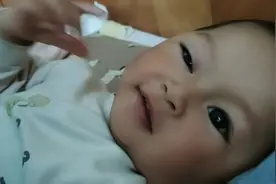 一觉醒来，儿子的眼睛一个大一个小怎么回事？难道是半夜我压着了