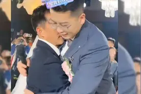 世豪拥抱岳父，太让人感动了视频封面