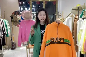 春装三款卫衣穿搭，橘色立领卫衣搭配黑色条纹裤，时尚显瘦减龄！视频封面