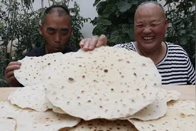 一把芝麻一把盐，农家老赵中午做焦馍，吃着嘎嘣脆真香视频封面