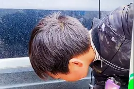 小男孩拾金不昧，遇善心车主视频封面