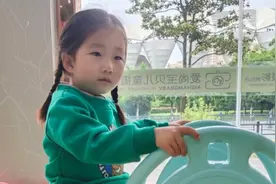 双胞胎姐妹第三次来拍照了，大家猜猜这次拍成功了吗？